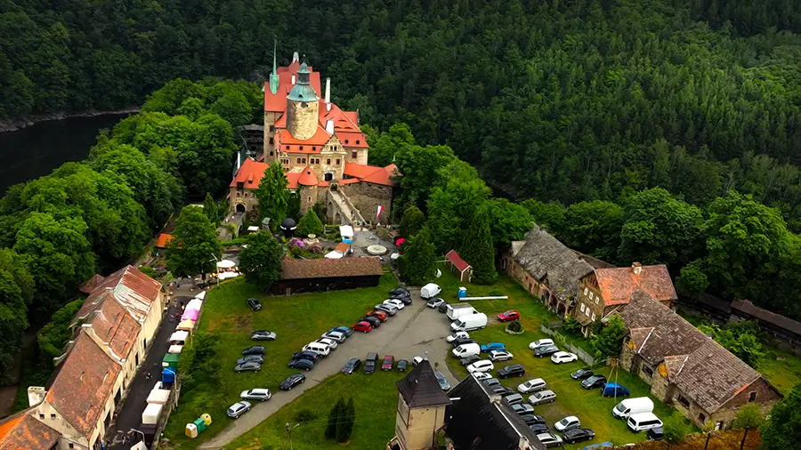 Widok na dziedziniec i parking zamku Czocha