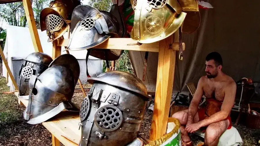 Zbroje, broń i pancerze w Biskupinie.