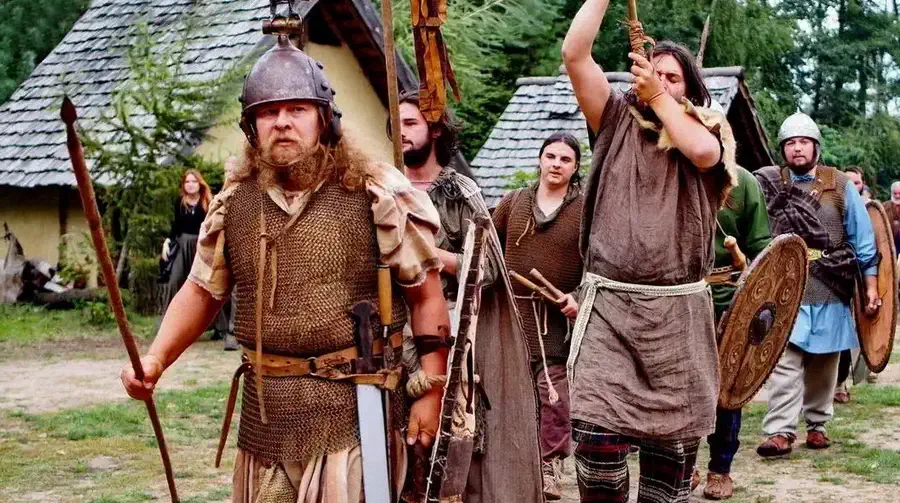 Słowiańscy wojownicy na pikniku w Biskupinie