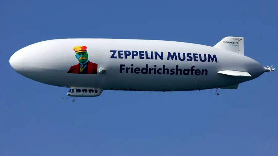 Sterowiec Zeppelin na niebie