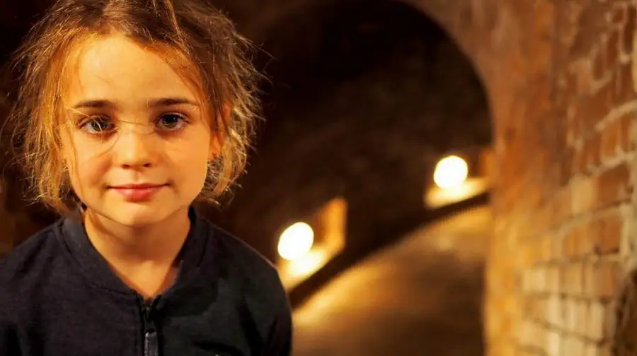 Dziewczynka w podziemiach w Opatowie