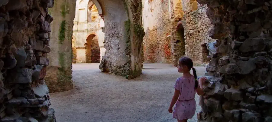 Zamek Krzyżtopór dziewczynka w ruinach zamczyska