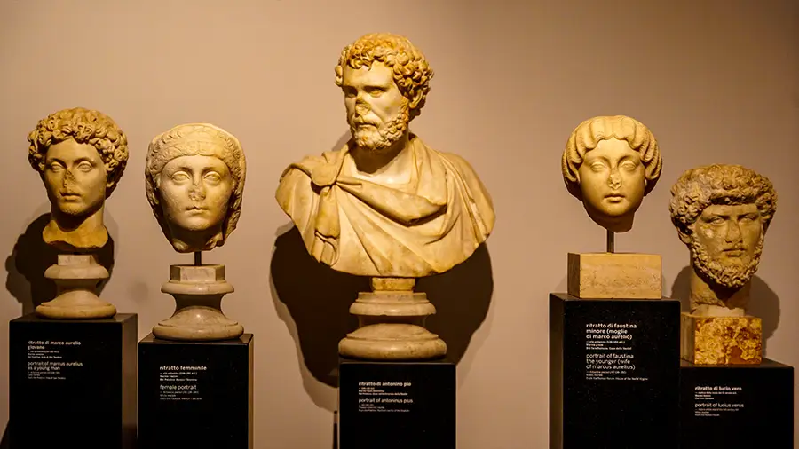 Popiersia starożytnych Rzymian w muzeum Palatynu