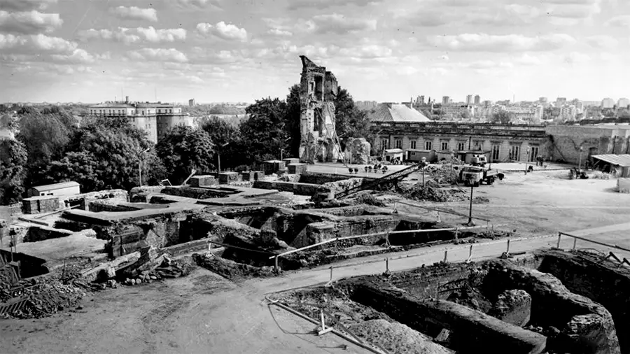 Archiwalne zdjęcie budowy Zamku Królewskiego w Warszawie