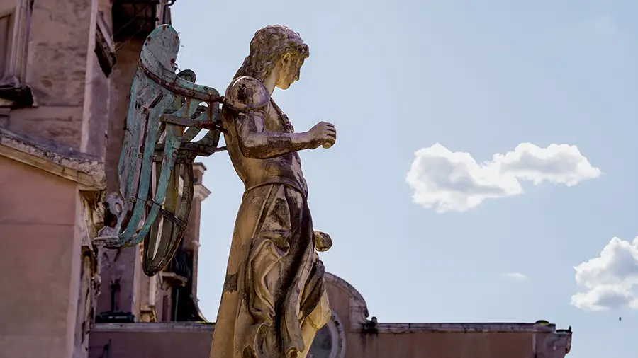 Stary posąg anioła wcześniej stojący na szczycie Zamku świętego Anioła