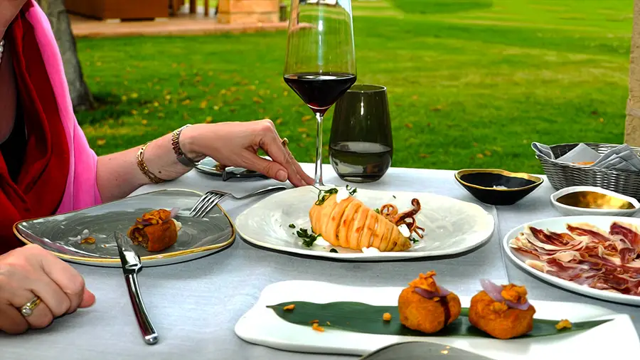 Tapas na Majorce. Przekąska, jedzenie, danie, wino,