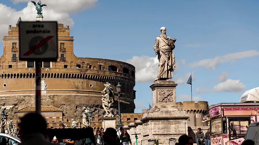 Zamek świętego Anioła w Rzymie widok z mostu