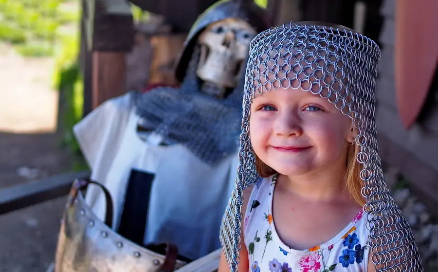 Zamek Chęciny i dziecko przebrane w zbroję rycerską