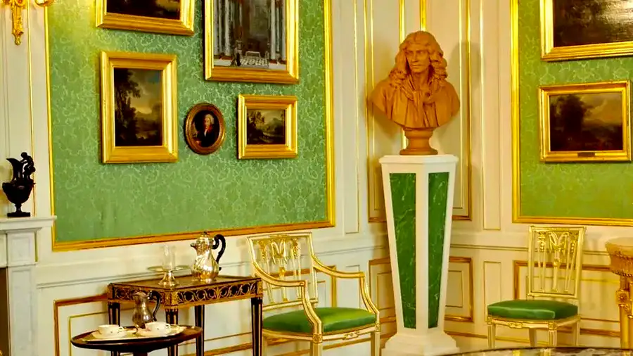 Sala w Zamku Królewskim w Warszawie z popiersiem na cokole