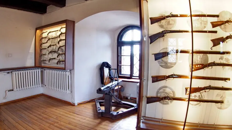 Wystawa starej broni na zamku w Będzinie.