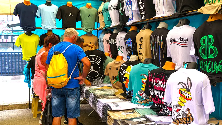 Stragan z ciuchami na bazarze w Manavgat Turcja