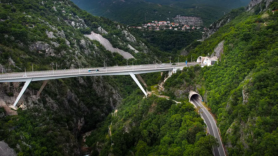 Rijeka w Chorwacji tunek i autostrada