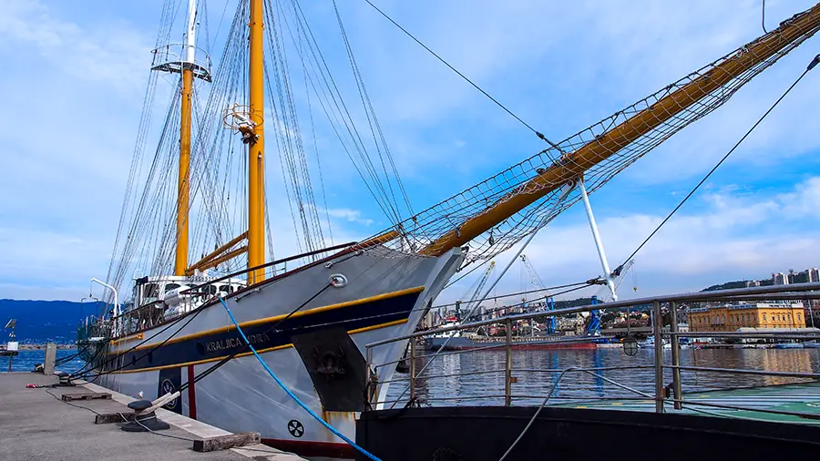 Rijeka w Chorwacji żaglowiec w porcie