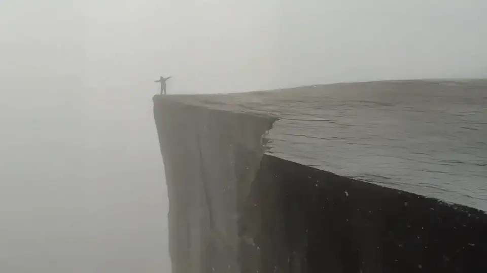 Trekking na Preikestolen słynną półkę skalną Pulpit Rock. Grażyna Zając.