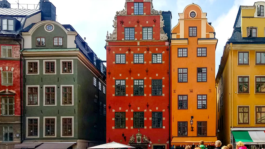 Kolorowe kamienice w Sztokholmie
