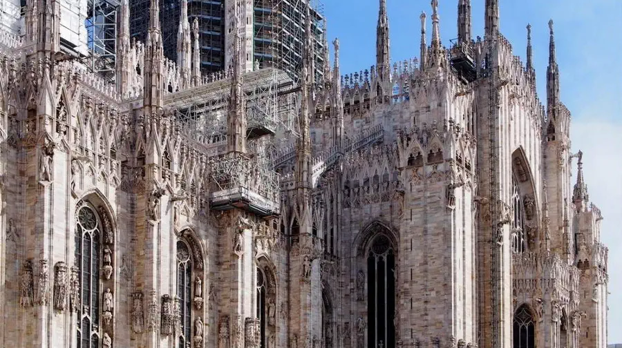 Fasada katedry Duomo w Mediolanie jest bogato rzeźbiona i niezwykle piękna tak w dzień jak i w nocy.