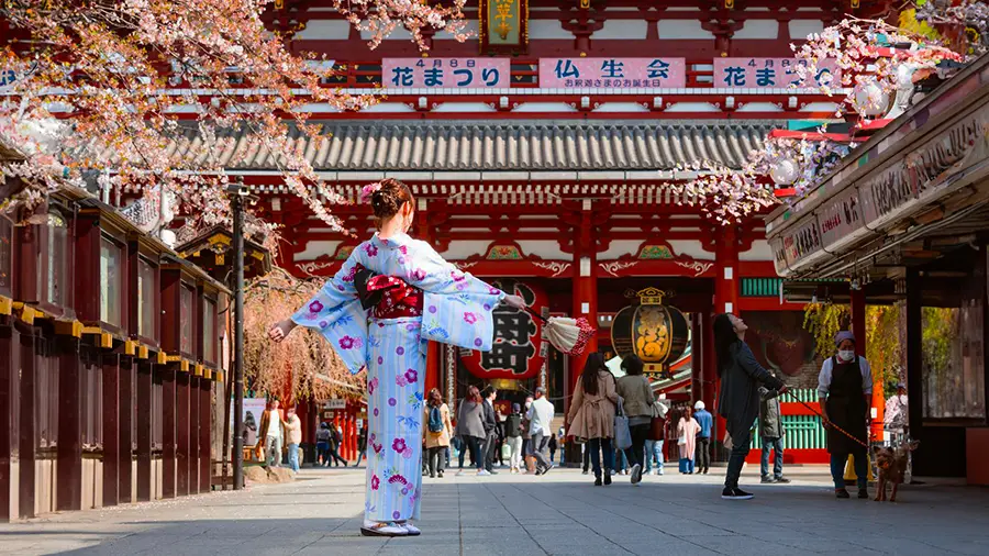 Dziewczyna w tradycyjnym stroju japońskim kimonie na ulicach dzielnicy Akasusa w Tokio