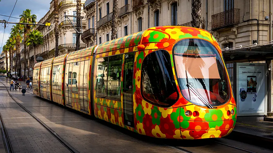 Kolorowy tramwaj z Montpellier we Francji