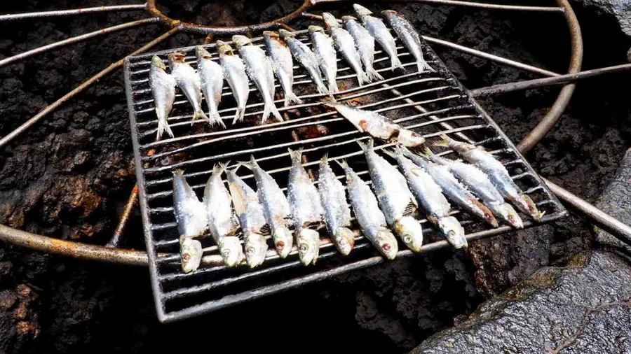 Ryby pieczone na wulkanicznym grillu na Lanzarote