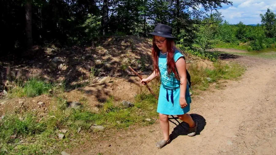 Dziewczynka idzie przez las do Kolorowych Jeziorek
