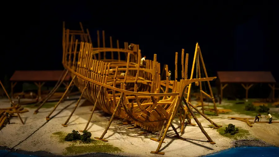 Muzeum Morskie w Santander. Budowa statku rybackiego na brzegu morza.