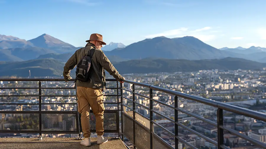 Widok na Grenoble z tarasu widokowego w Forcie Bastylii