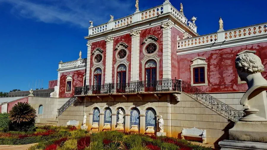 Palacio de Estoi koło Faro. Sad pomarańczowy w Pałac Palacio de Estoi niedaleko Faro w Portugalii.