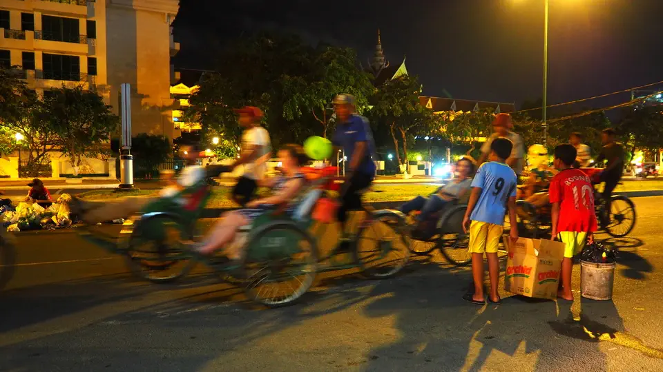 Dzieci na ulicach Phnom Phen w Kambodży