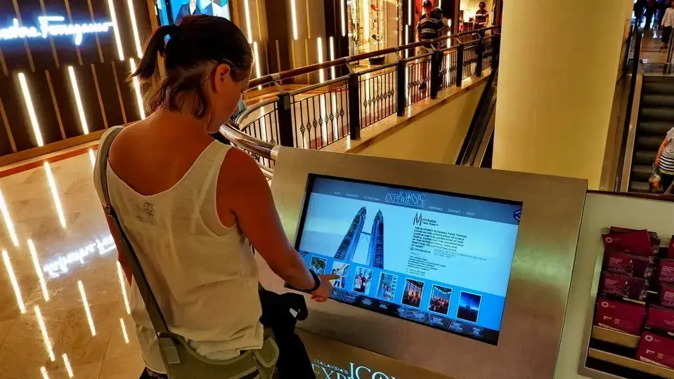 By poruszać się po Petronas Tower potrzebna jest mapa