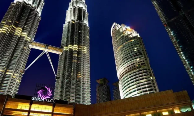 Petronas Towers bliźniacze wieże w Kuala Lumpur atrakcje i ciekawostki