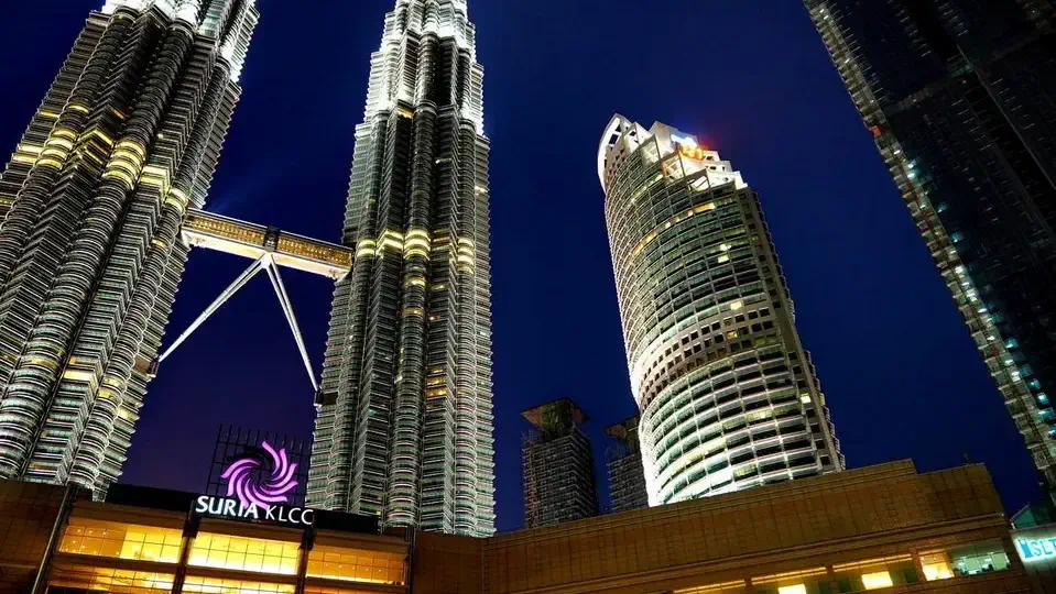 Dwie wieże w Kuala Lumpur wyglądają zjawiskowo po zmroku.