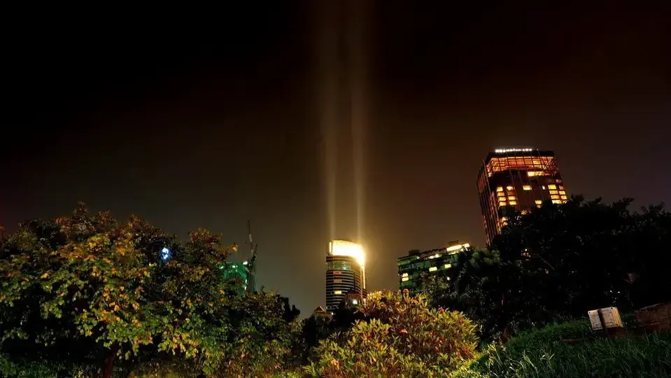Dwie wieże w Kuala Lumpur wyglądają zjawiskowo po zmroku podobnie jak otaczające je ogrody