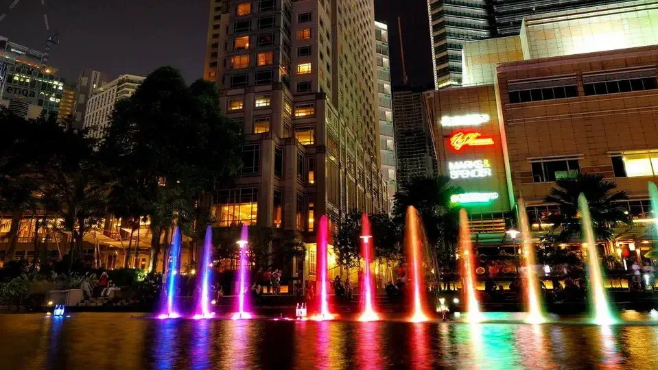 Petronas Towers Dwie wieże w Kuala Lumpur wyglądają zjawiskowo po zmroku.