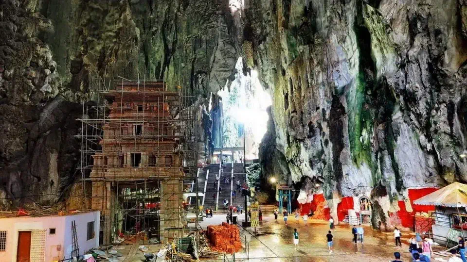 Wnętrze jaskiń Batu Caves w Kuala Lumpur Malezja