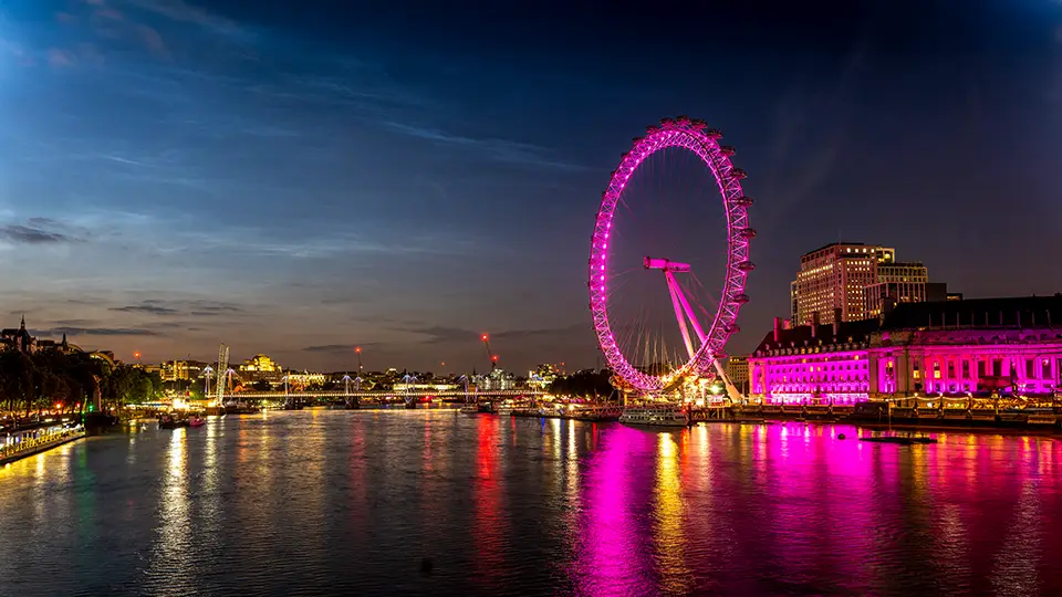 Londyńskie Oko czyli diabelski młyn na brzegu Tamizy w Londynie