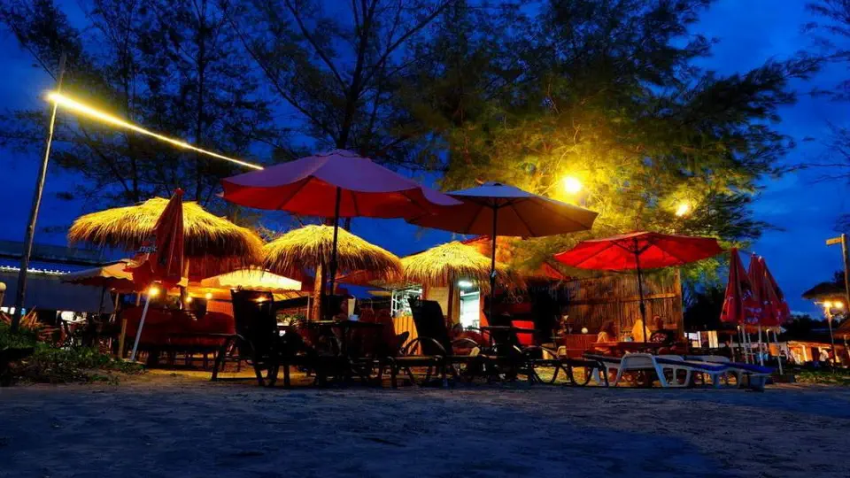 Jedna z restauracji na plaży w Sihanoukville w Kambodży