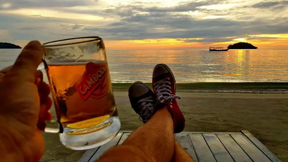 Piwo na plaży w Sihanoukville w Kambodży