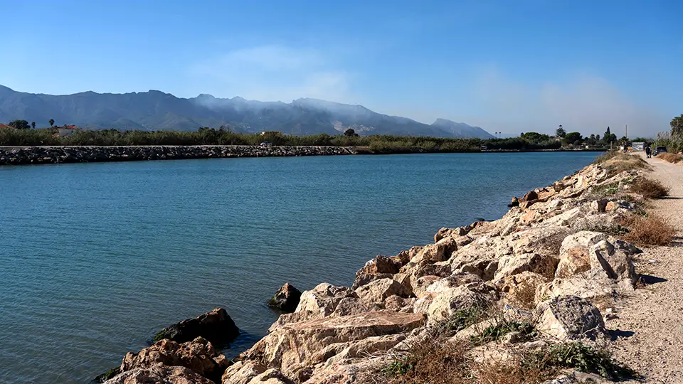 Laguna Estany de Cullera na wybrzeżu Walencja