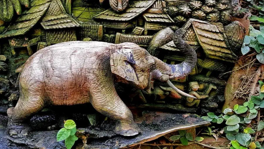 Słoń wyrzeźbiony w drewnie w jednym z Hoteli w Chiang Mai