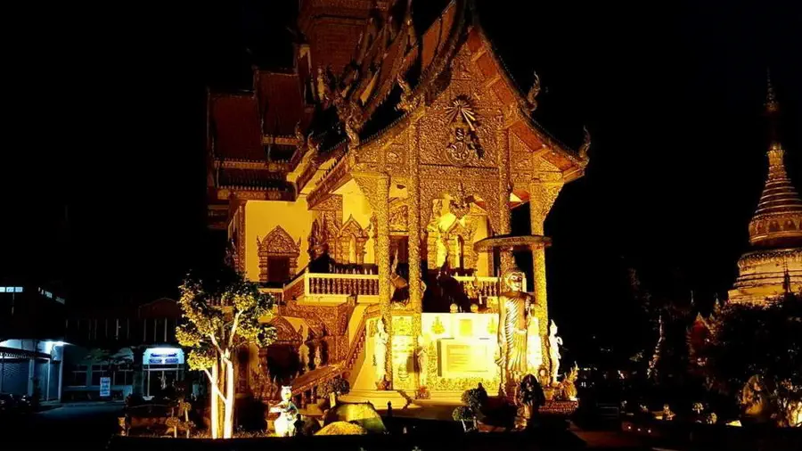 Chiang Mai w Tajlandii. Świątynie nocą są spektakularnie oświetlone co tworzy bardzo przyjemny i ciepły klimat starego miasta