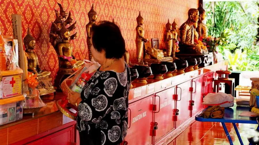 Kobieta w świątyni w Chiang Mai