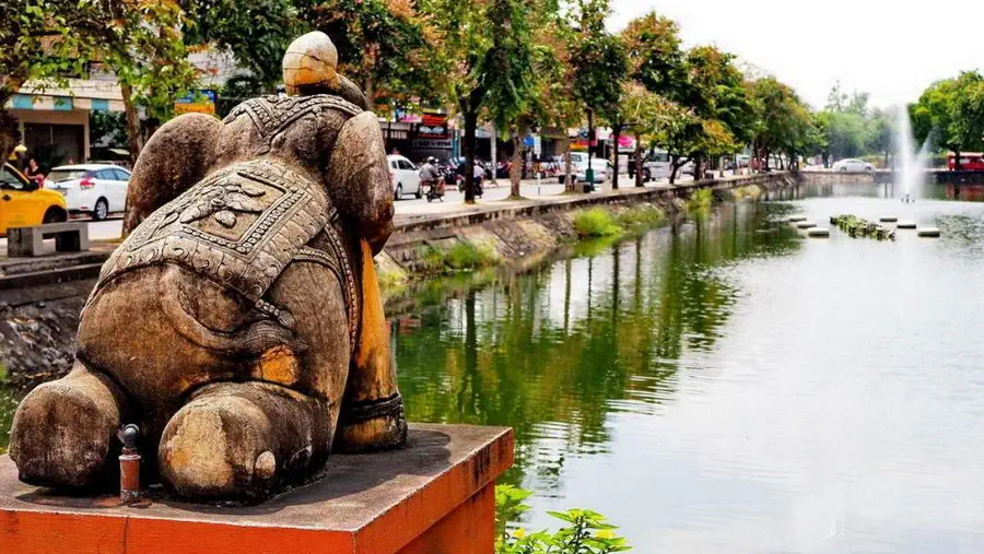 Chiang Mai w Tajlandii. Chiang Mai rzeka i wszechobecne słonie