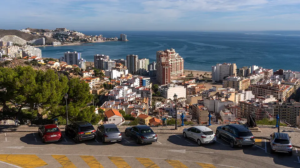 Parking pod zamkiem w Cullera