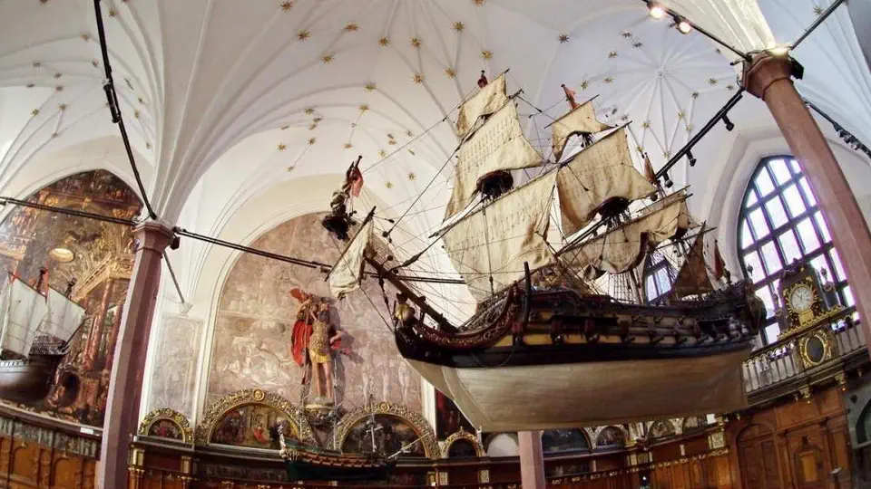Dwór Artusa muzeum w Gdańsku. Latające okręty.