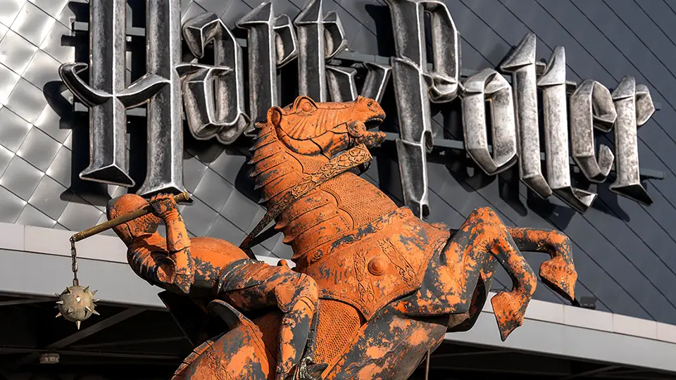 Warner Bros Studio w Londynie świat magii i czarów Harry Pottera. Rycerz na koniu.
