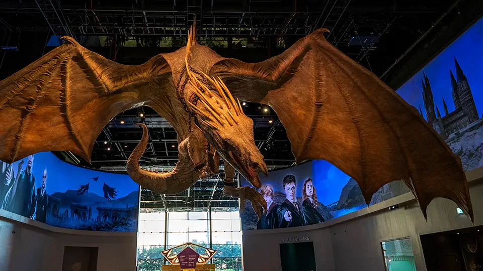 Wielki smok przed wejściem do studia Harry Pottera w Londynie
