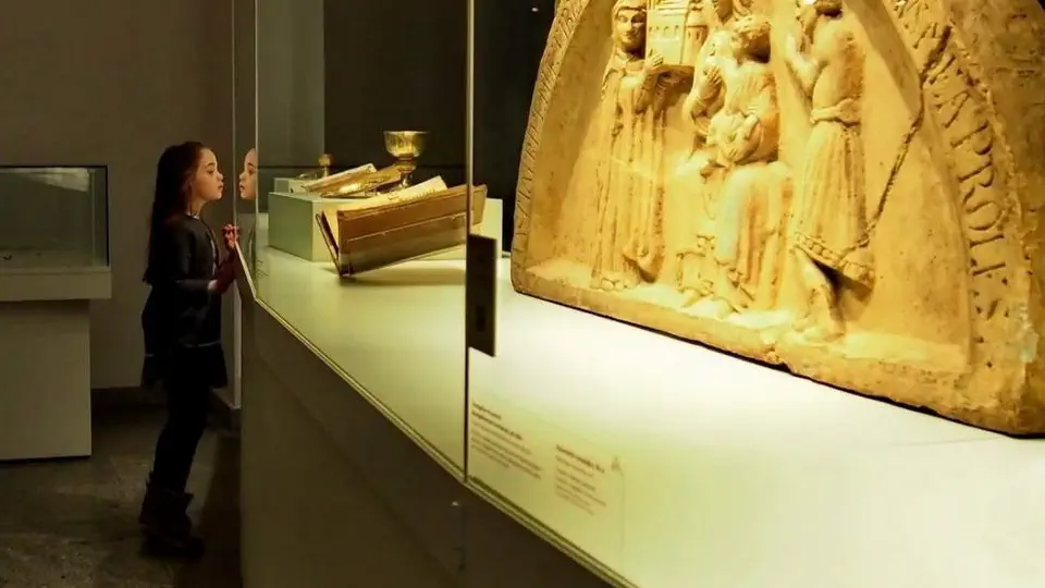 Muzeum Początków Państwa Polskiego w Gnieźnie Ręcznie pisana księga wystawy i eksponaty