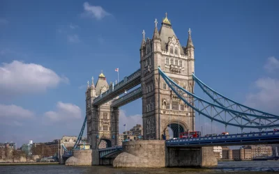 Tower Bridge w Londynie słynny most zwodzony na Tamizie