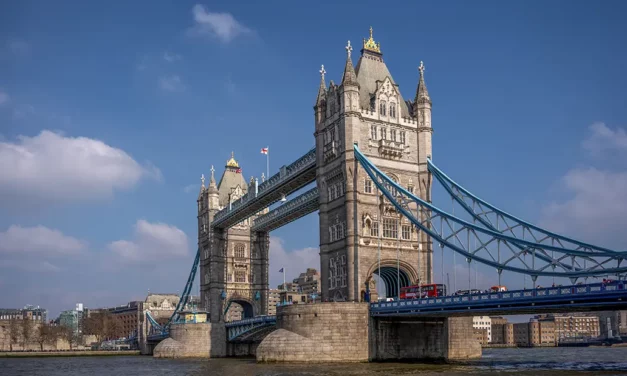 Tower Bridge w Londynie słynny most zwodzony na Tamizie