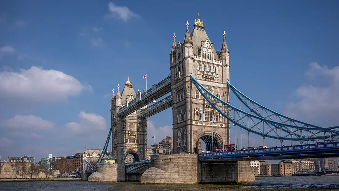 Tower Bridge w Londynie słynny most zwodzony na Tamizie